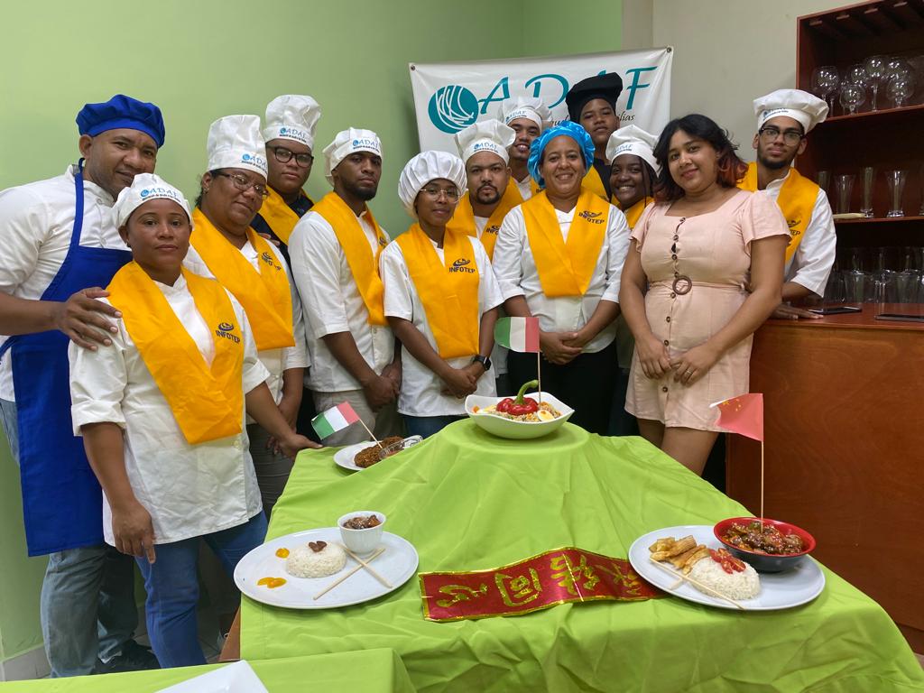 En el Centro de Formación en Hostelería y Turismo de ADAF nos enfocamos en llevar al mercado laboral a jóvenes capacitados y cualificados. He aquí una muestra de ello, el día de hoy culmina el curso Cocina de Primera, el cual es el 4to. módulo del técnico de gastronomía. Estos chicos están listos para insertarse en el mercado. #capacitacióncontínua #quererespoder INFOTEP